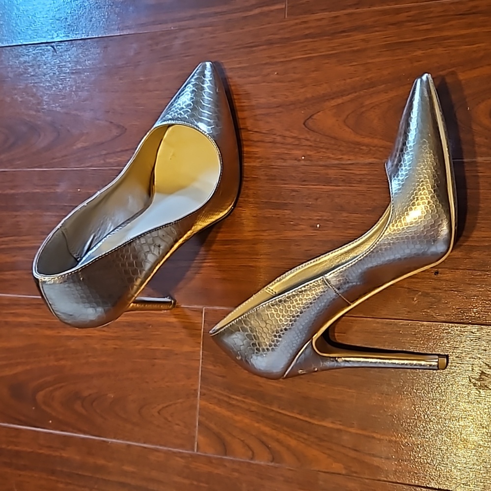 Gold shoe dazzle pumps